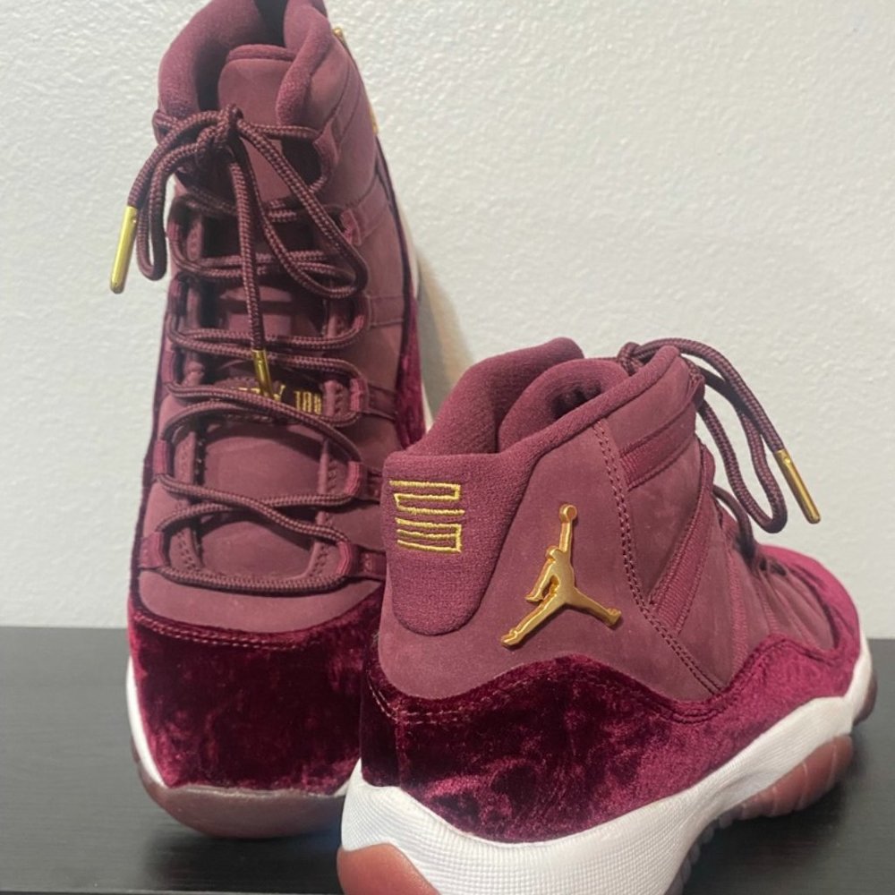 Air Jordan 11 Retro Heiress. Size 6Y (Womens Size 8).